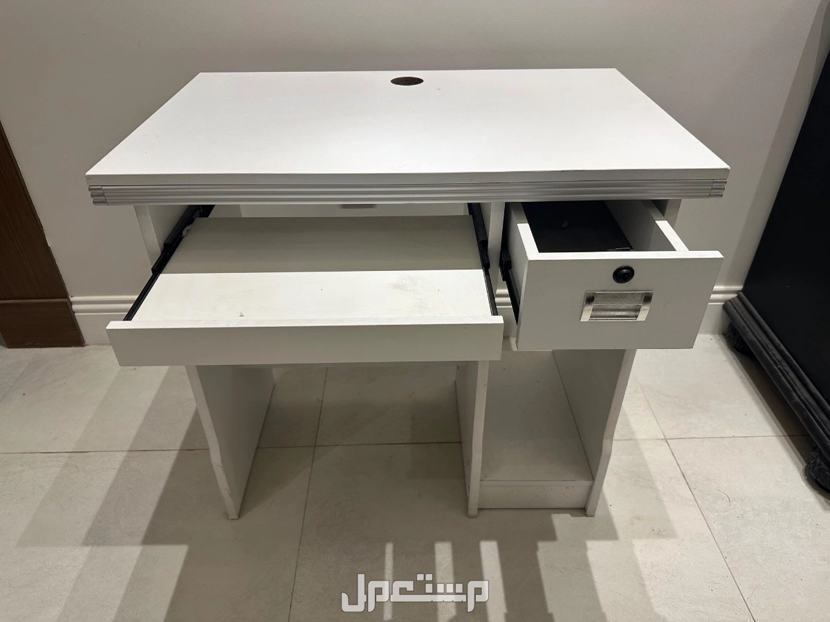 طاولة كمبيوتر بيضاء استعمال نضيف