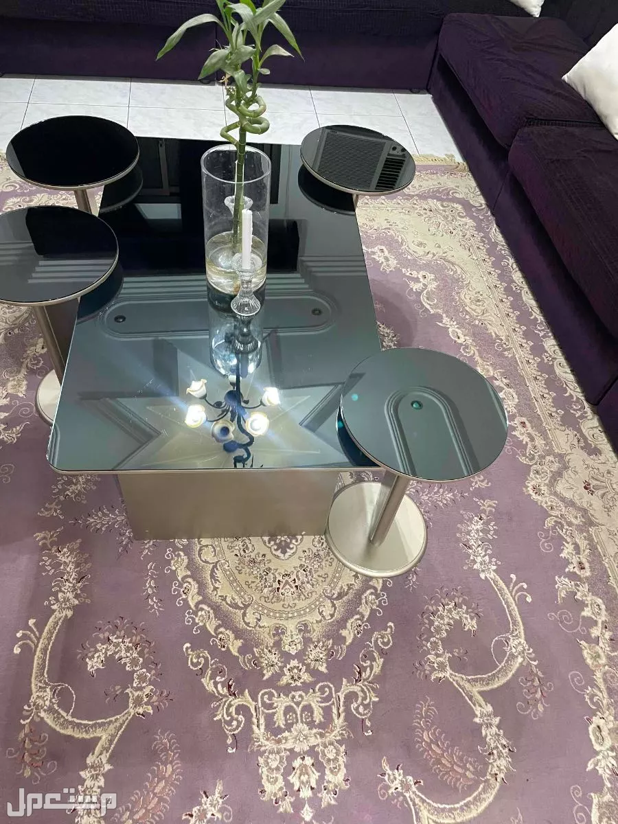 للبيع كنب متصل في الرياض بسعر 4500 في الرياض بسعر 4500 ريال سعودي طاولات 6خدمه الرئيسيه في حال الرغبه مع البيع