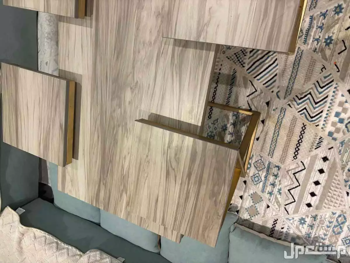 طاولة أساسية للبيع مع وجود 4 قطع نظيفة وجديده لك أحقية الفحص