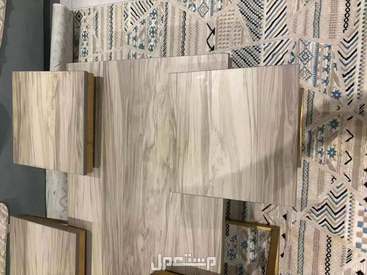 طاولة أساسية للبيع مع وجود 4 قطع نظيفة وجديده لك أحقية الفحص