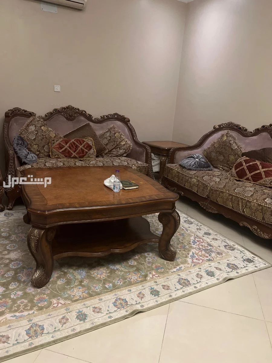 طقم كنب   وطقم طاولات  وحده كبيره وثنتين  جانبيات   وعدد 2 طاوله مدرسيه  وتسريحه  من ايكيا