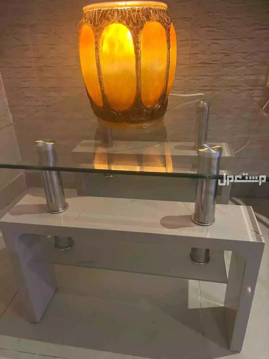 طاوله زجاج انيقه للبيع لايوجد اي عيوب اخت الجديده