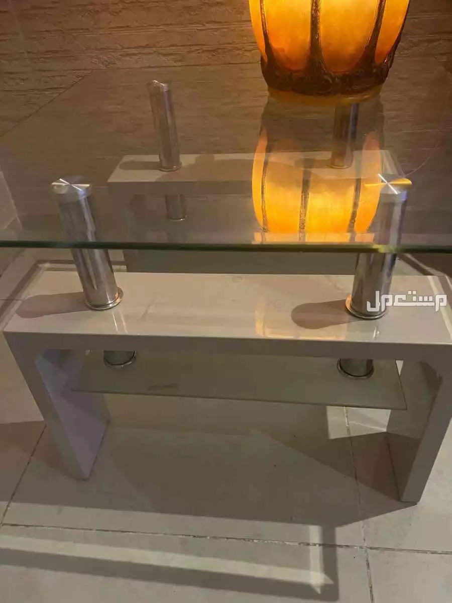طاوله زجاج انيقه للبيع لايوجد اي عيوب اخت الجديده