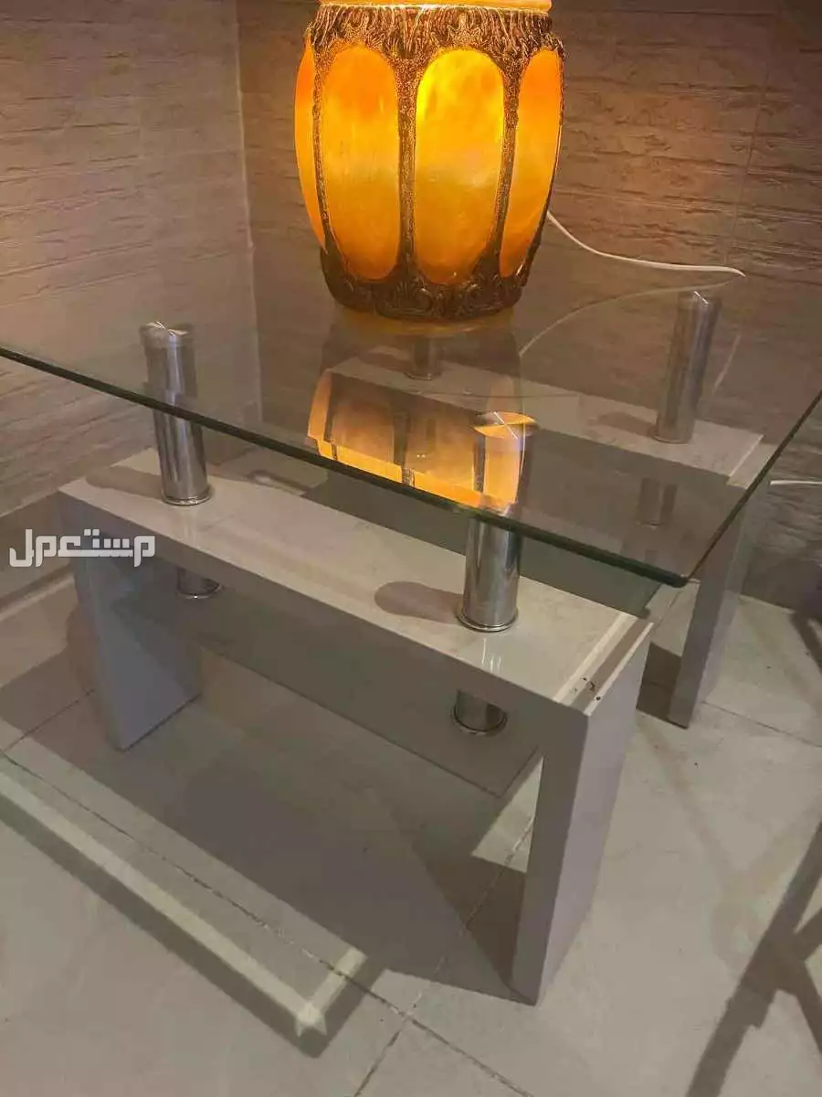 طاوله زجاج انيقه للبيع لايوجد اي عيوب اخت الجديده