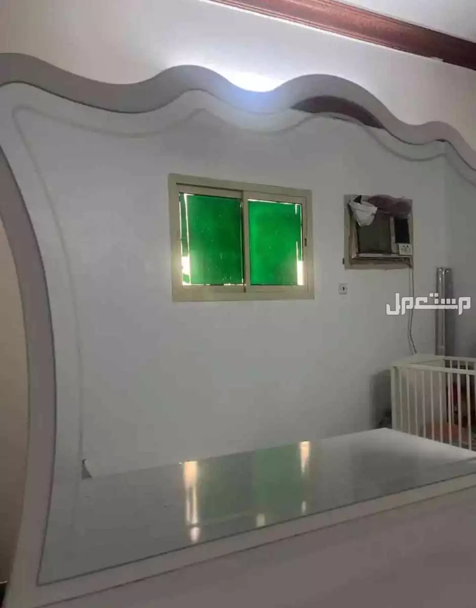 سرير وتسريحه و طاولة جانبية للبيع  في الرياض