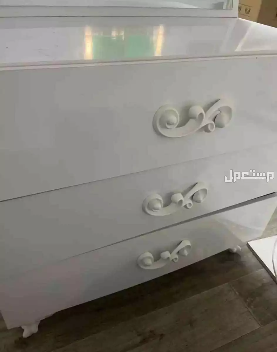 سرير وتسريحه و طاولة جانبية للبيع  في الرياض