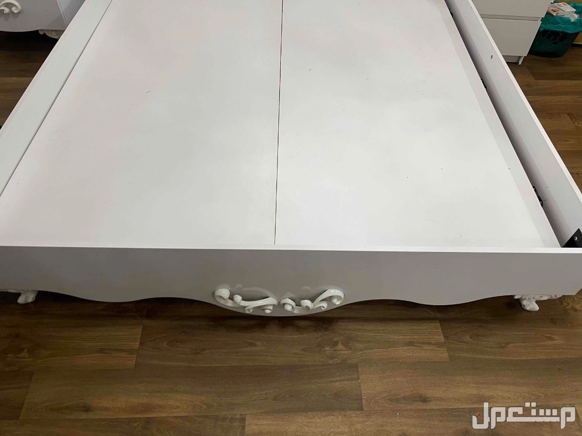 سرير وتسريحه و طاولة جانبية للبيع  في الرياض