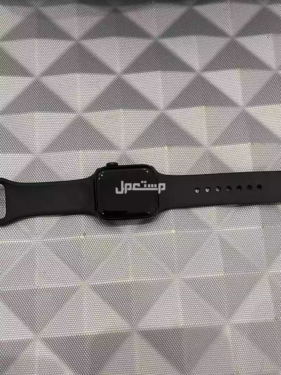 ابل واتش SE 40mm - 2024 نظيفة جداً .. حالة البطارية 100% في المدينة المنورة بسعر 850 ريال سعودي