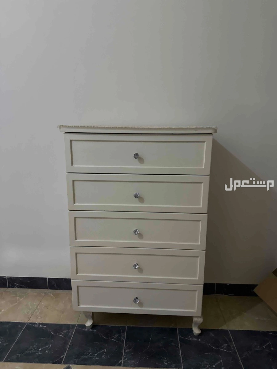 غرفه نوم استعمال خفيف حاله ممتازة - 5 قطع بسعر 2000 ريال فقط شامل المرتبه في الرياض بسعر ألفين ريال سعودي