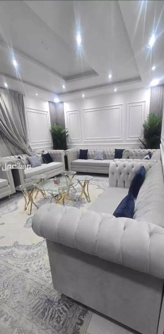 حي المباركيه في عرعر بسعر 3 آلاف ريال سعودي الكنب نظيف وجديد محد جلس فيه البيع مع طوائل ب3000