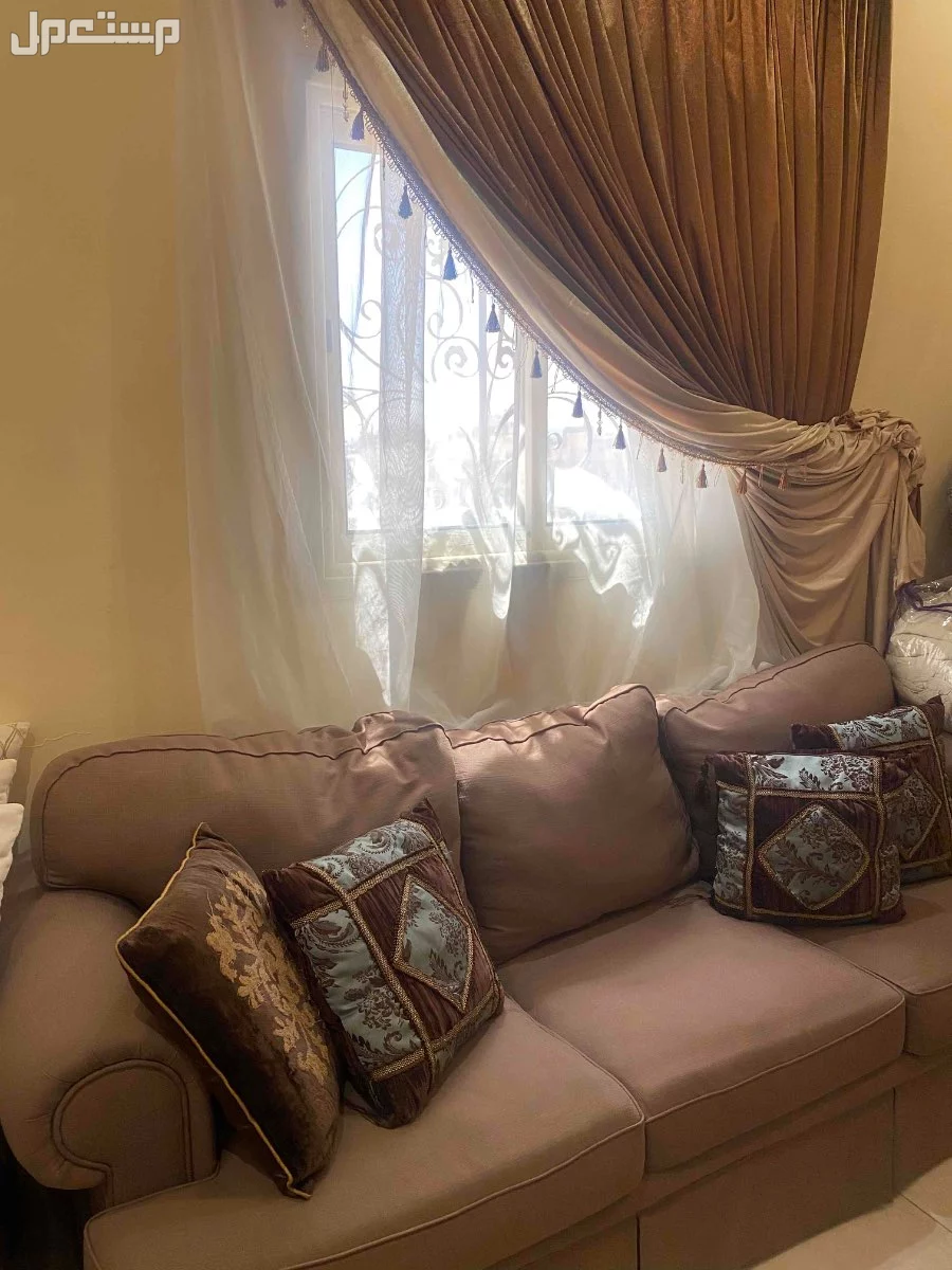 كنب3 قطع + ستاره + نجف كريستال + 2طاولات جانبيه 1 طاوله باالوسط + طاولة مدخل مستطيله  في المدينة المنورة