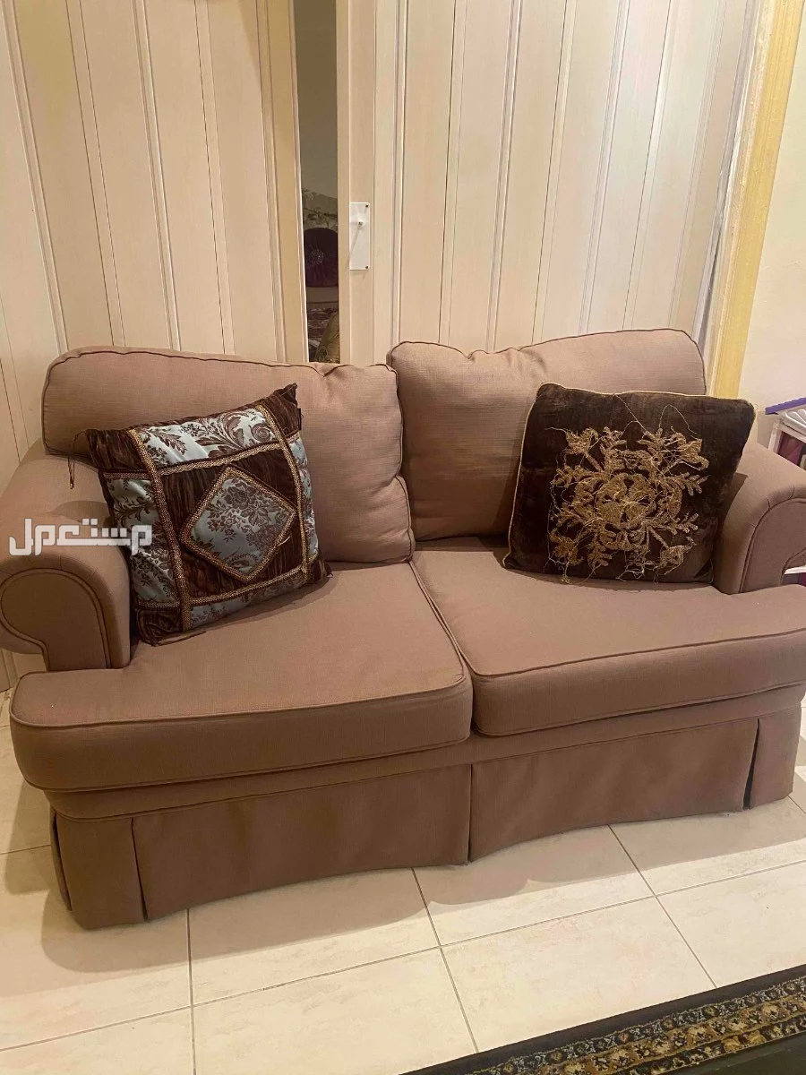 كنب3 قطع + ستاره + نجف كريستال + 2طاولات جانبيه 1 طاوله باالوسط + طاولة مدخل مستطيله  في المدينة المنورة