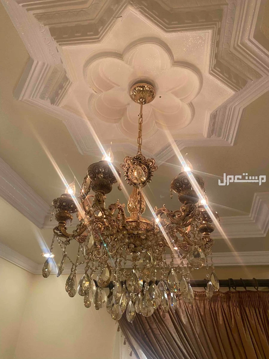 كنب3 قطع + ستاره + نجف كريستال + 2طاولات جانبيه 1 طاوله باالوسط + طاولة مدخل مستطيله  في المدينة المنورة