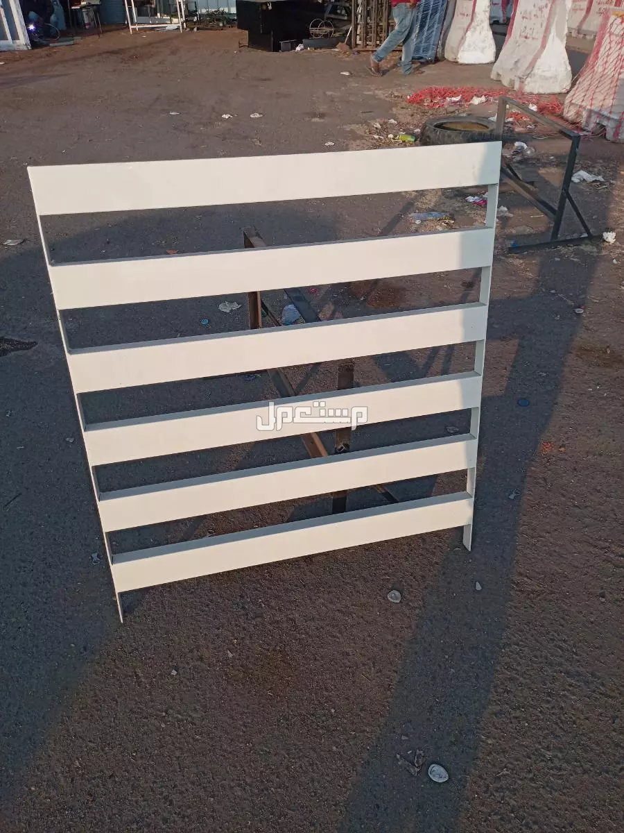 حداد في جدة لتركيب الشبابيك والكوالين وكل اعمال الحداه
