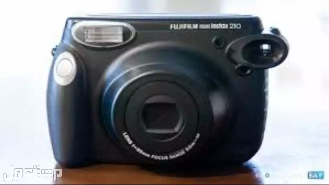 هذه كاميرا Fujifilm Instax 210، وهي كاميرا فورية تنتج صورًا مباشرة بعد التقاطها. الكاميرا تستخدم فيلم Fujifilm Instax Wide الذي يوفر صورًا كبيرة نسبيًا مقارنةً بالكاميرات الفورية الأخرى.