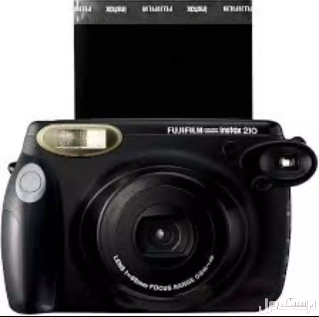 هذه كاميرا Fujifilm Instax 210، وهي كاميرا فورية تنتج صورًا مباشرة بعد التقاطها. الكاميرا تستخدم فيلم Fujifilm Instax Wide الذي يوفر صورًا كبيرة نسبيًا مقارنةً بالكاميرات الفورية الأخرى.