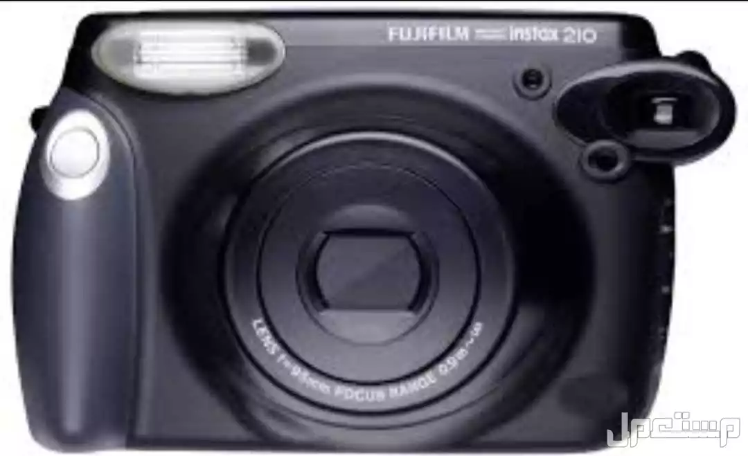 هذه كاميرا Fujifilm Instax 210، وهي كاميرا فورية تنتج صورًا مباشرة بعد التقاطها. الكاميرا تستخدم فيلم Fujifilm Instax Wide الذي يوفر صورًا كبيرة نسبيًا مقارنةً بالكاميرات الفورية الأخرى.