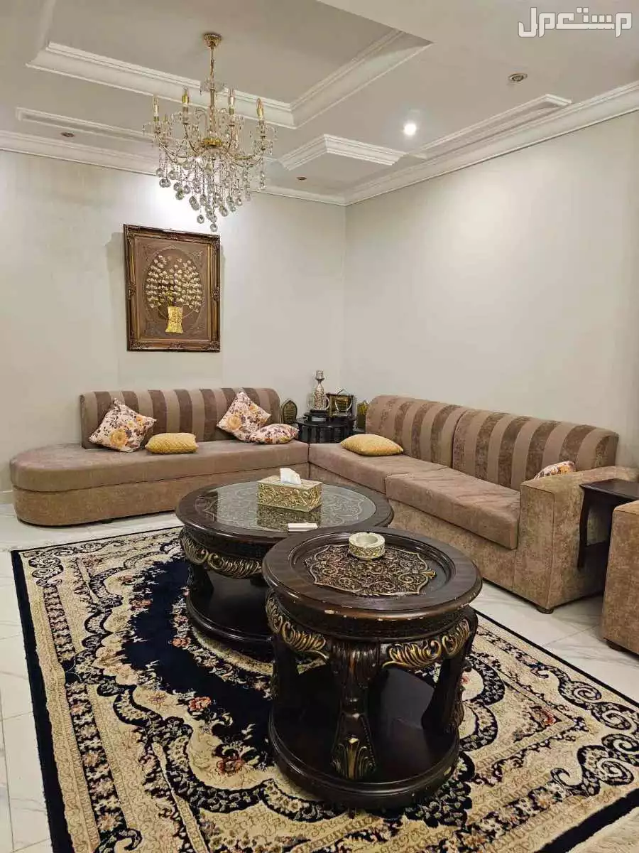 للبيع طقم كنب وطاولات مستعمل نظيف في جدة حي الحمدانيه بسعر 1200