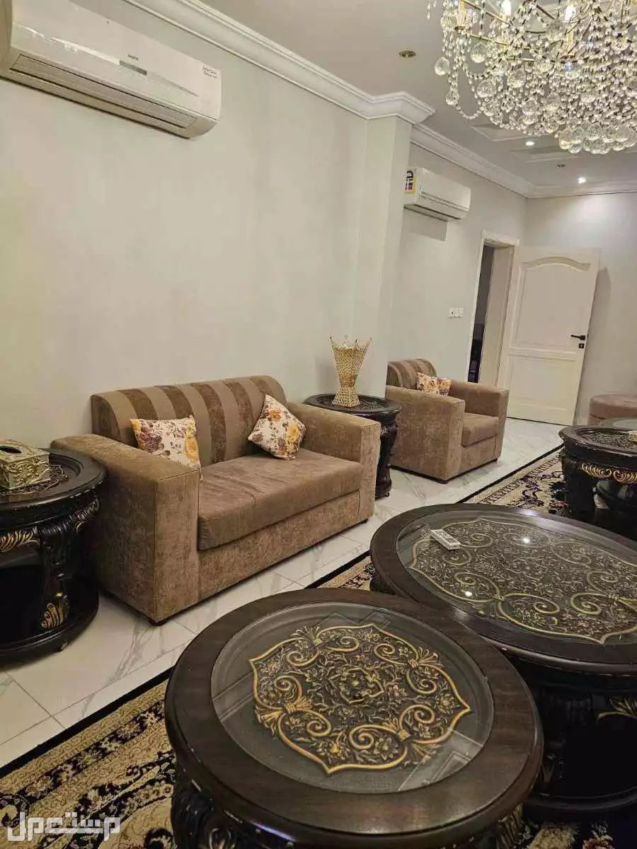 للبيع طقم كنب وطاولات مستعمل نظيف في جدة حي الحمدانيه بسعر 1200