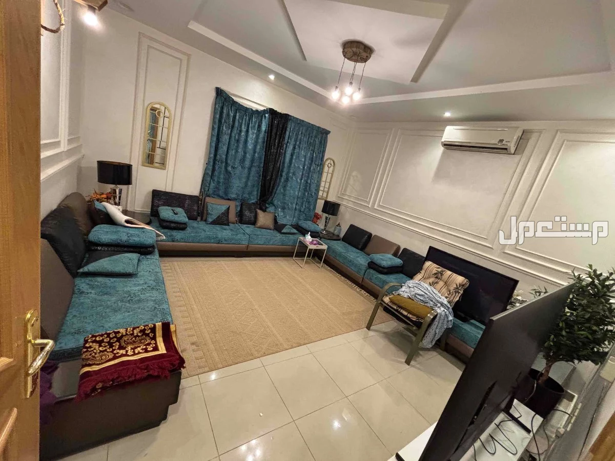 للبيع كنب نظيف 4 ونص في 4 ونص جهتين  و3 ونص جهة وحده