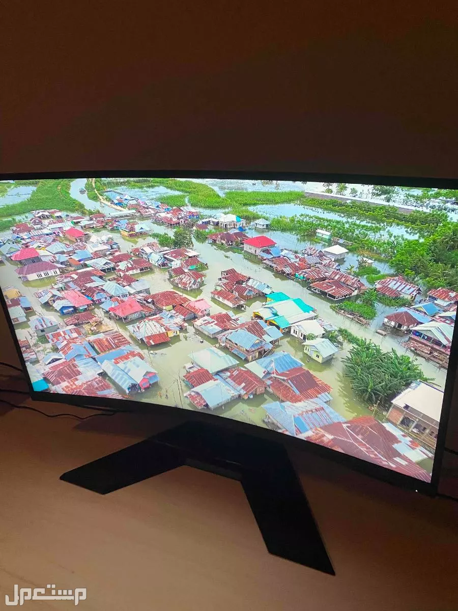 شاشة قيقابايت 2k/165hz منحنية في جدة بسعر 1200 ريال سعودي