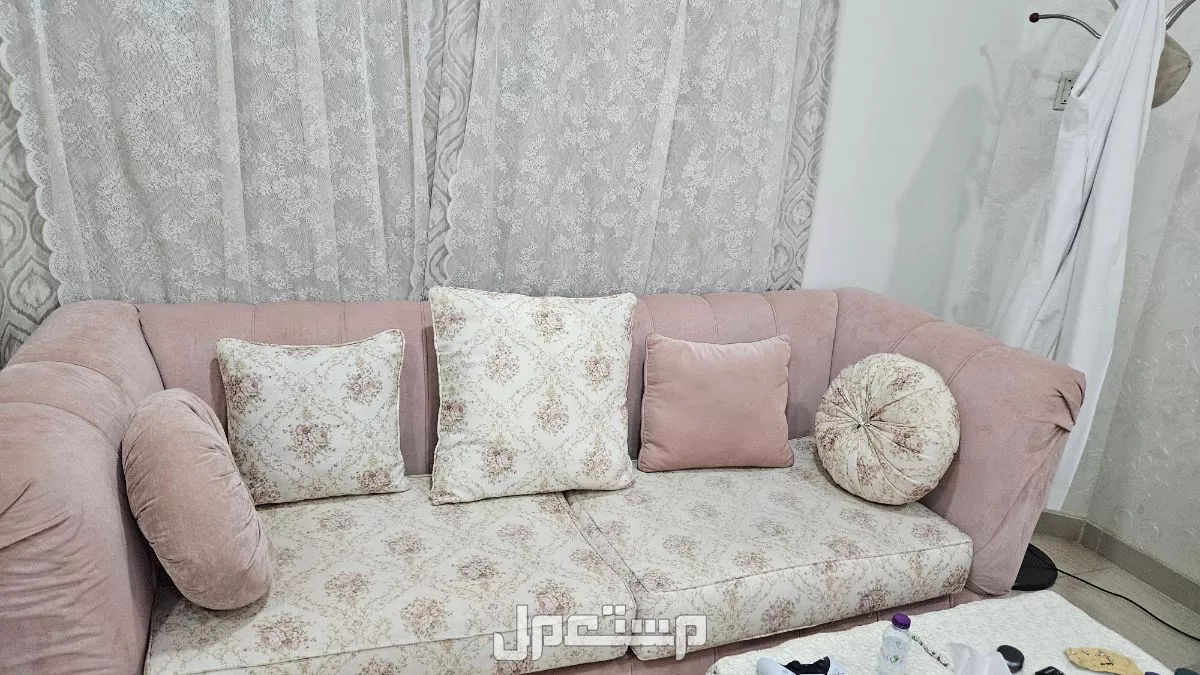 طقم كنب مجلس حريم  في الأحساء بسعر ألف ريال سعودي