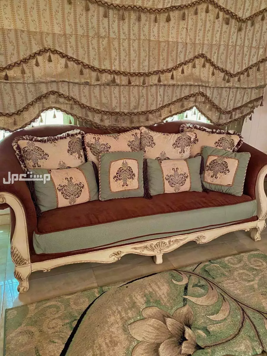 كنب كلاسيك للبيع  في الرياض بسعر 1500 ريال سعودي أريكة 3 اشخاص