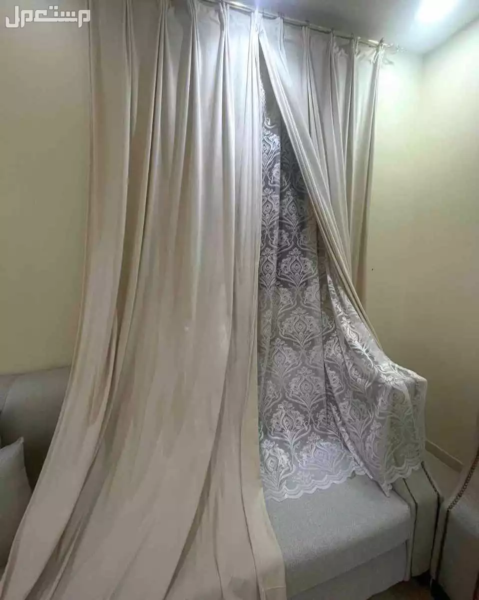 كنب بيع مع طاوله وستاره وسجاده لون بيج ذهبي