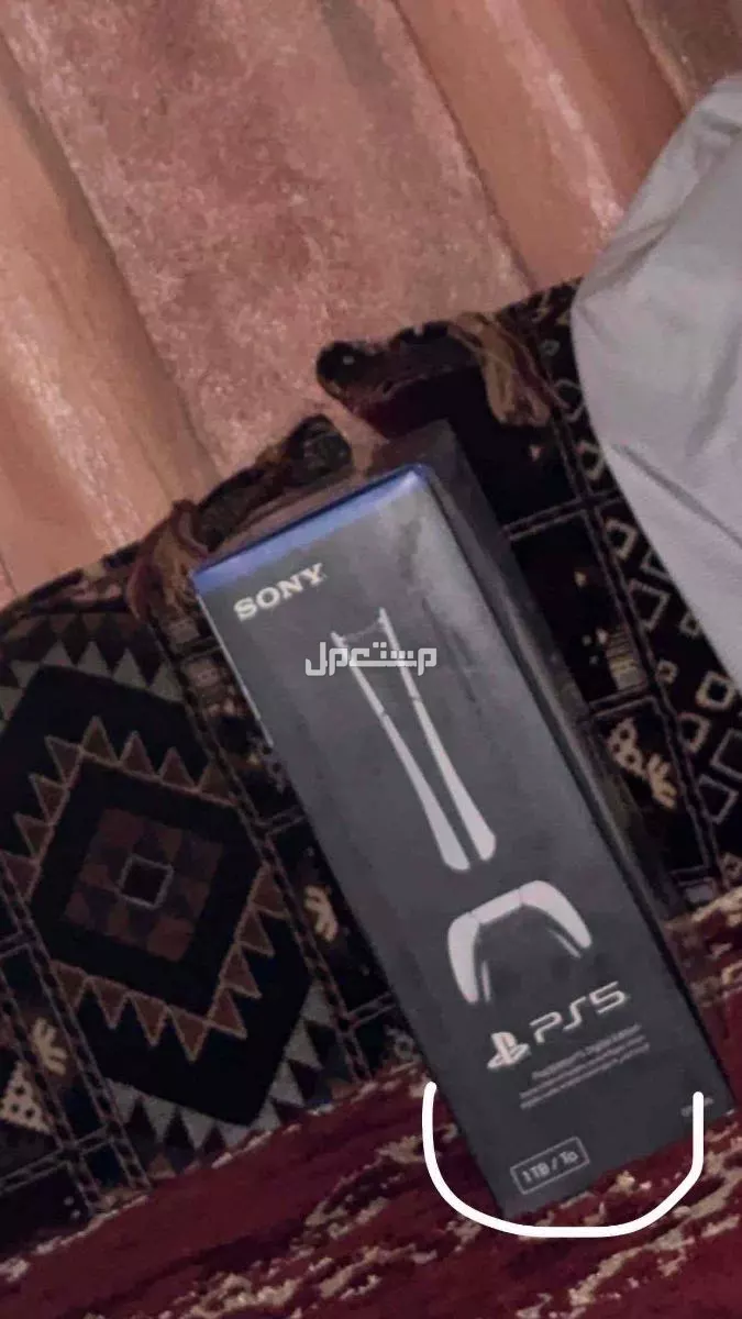 بلايستيشن 5 سليم ون تيرا مع يد على السوم