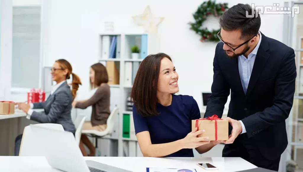 أجمل أفكار هدايا للموظفين بمناسبة عيد العمال 2025 أفكار لتكريم الموظفين