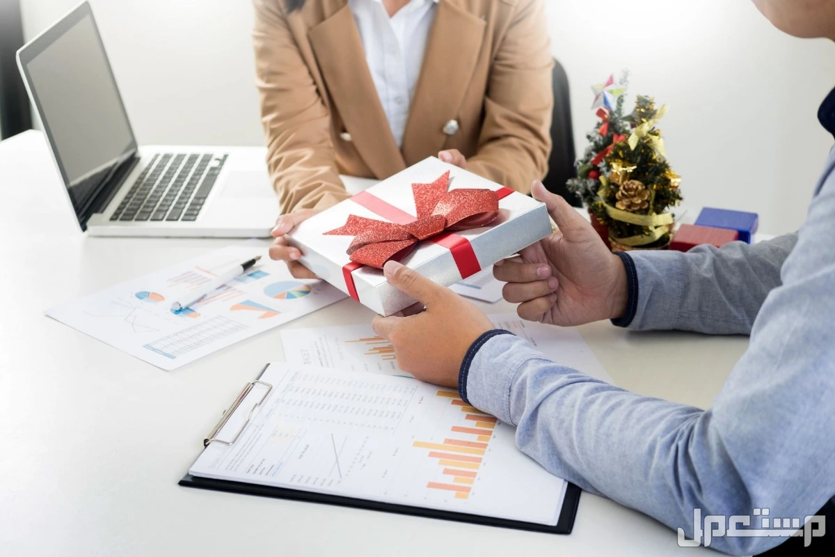 أجمل أفكار هدايا للموظفين بمناسبة عيد العمال 2025 أفكار مبدعة لتحفيز الموظفين