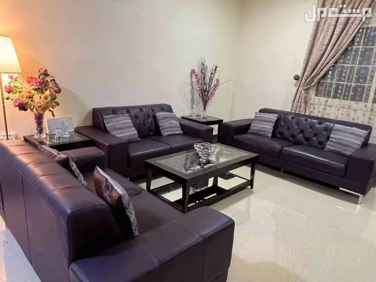 كنب جلد لون عودي 3 قطع مع طاولات خدمة بنية couches and table