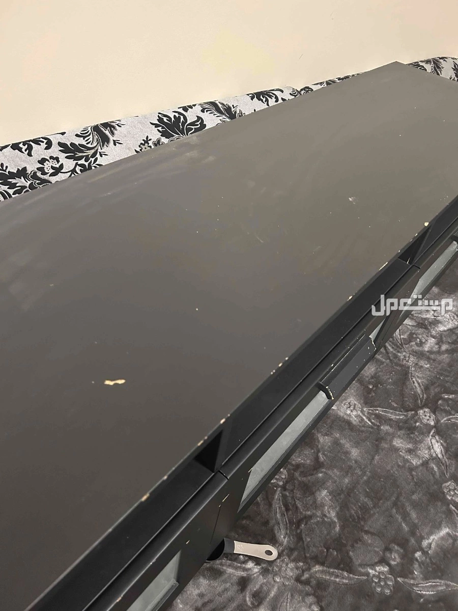 للبيع مكتبة تلفزون من ايكيا بلون اسود