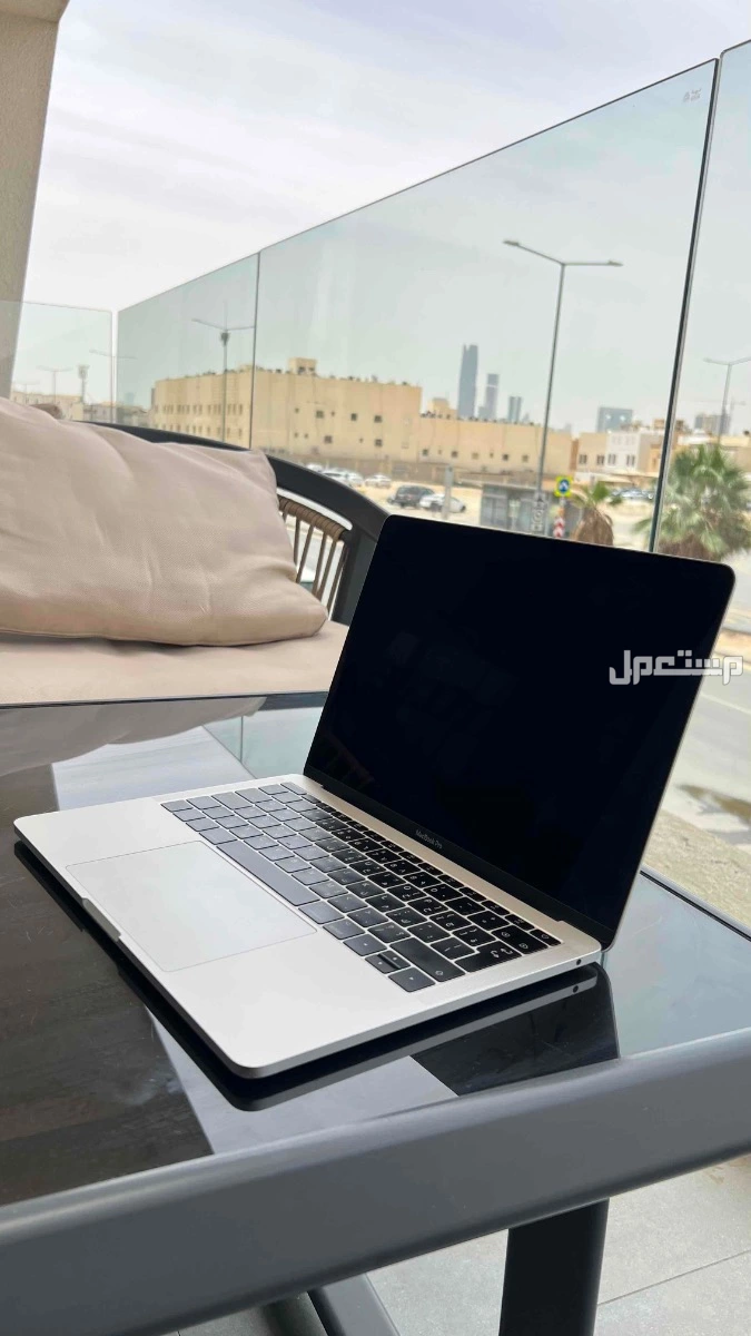 جهاز ماك بوك برو 13.3 انش - 2017 بكرتونه