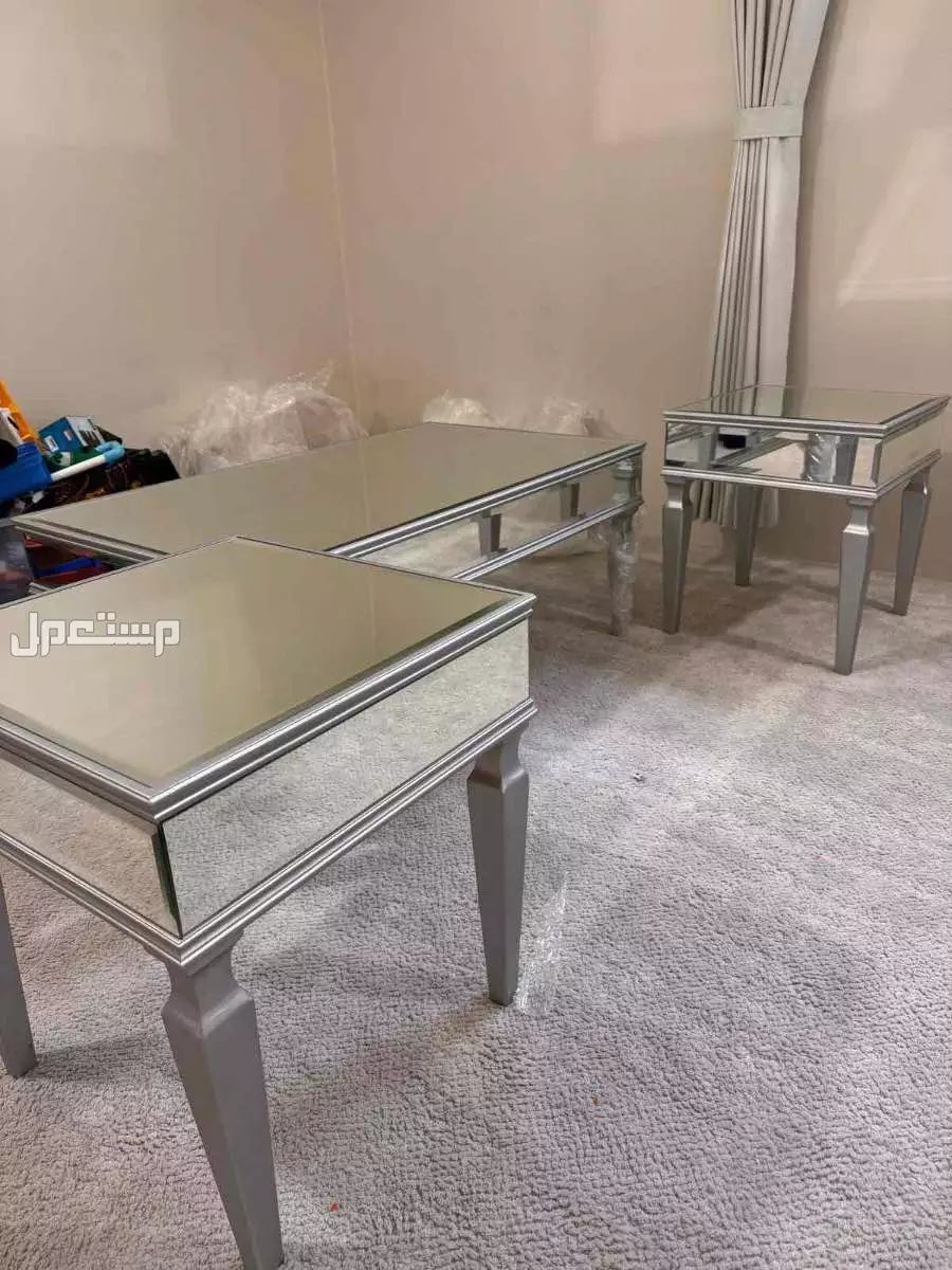 طاولة زجاج مرايا في الرياض بسعر ألف ريال سعودي