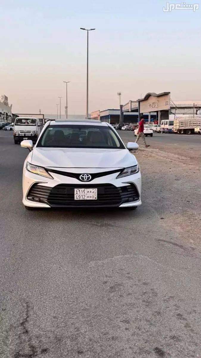 للبيع تايوتا كامري فل 2021 نظيفة المالك الاول