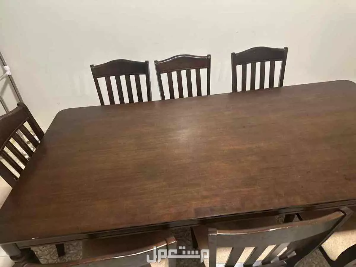 طاولة طعام في الرياض بسعر ألف ريال سعودي