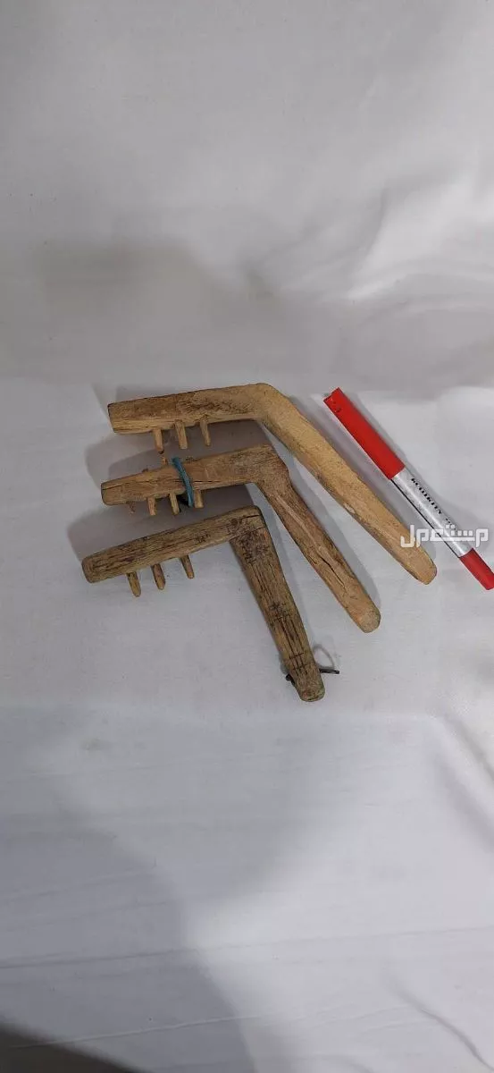 عدد ثلاث مفاتيح خشب اثل قديمة جدا