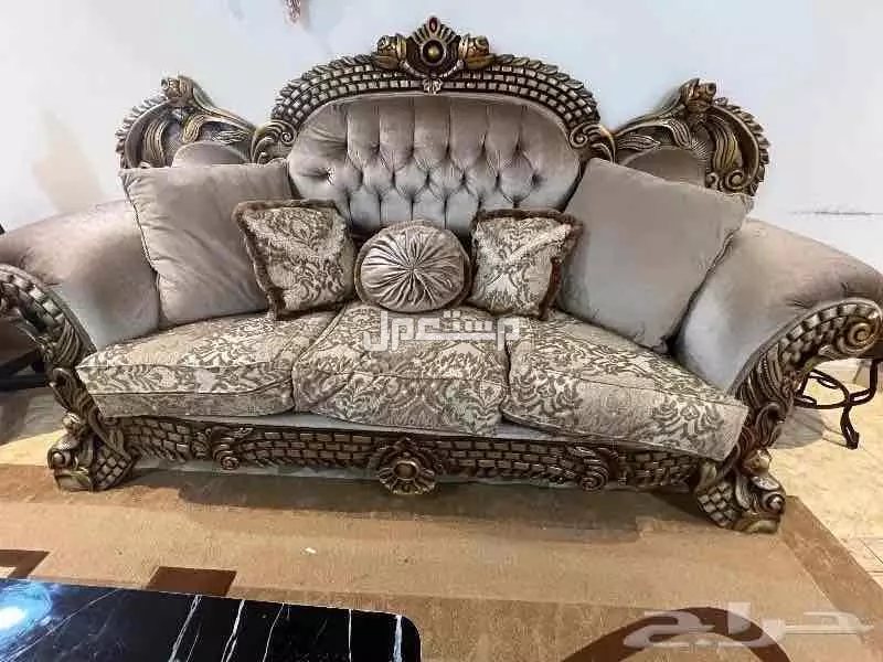 طقم كنب كبير سليم للبيع ب 800 ريال