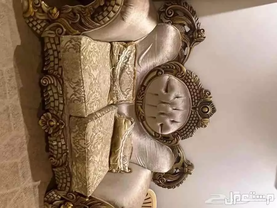 طقم كنب كبير سليم للبيع ب 800 ريال