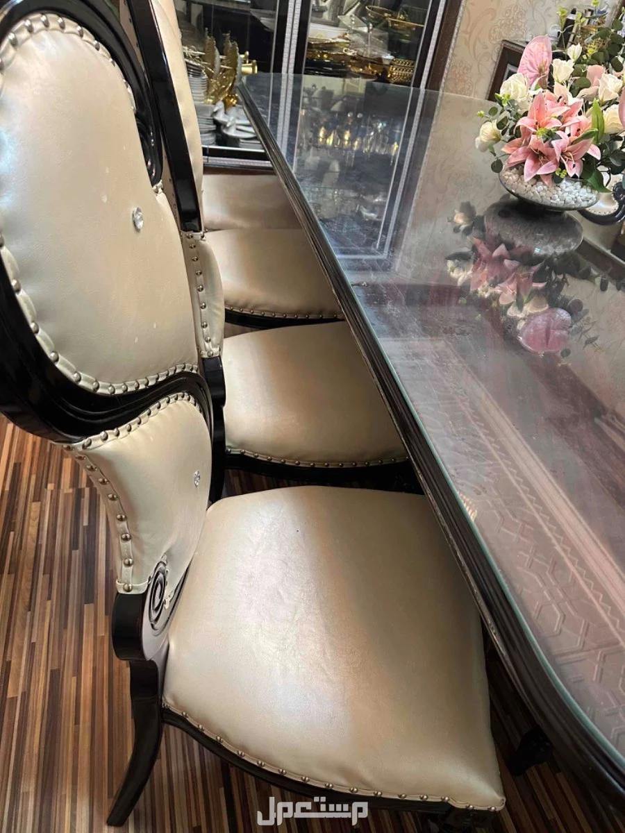 طاولة طعام مع كراسي جلد فخمه  10 كراسي مع دولاب طقم والطاوله رخاميه في بريدة بسعر 3 آلاف ريال سعودي