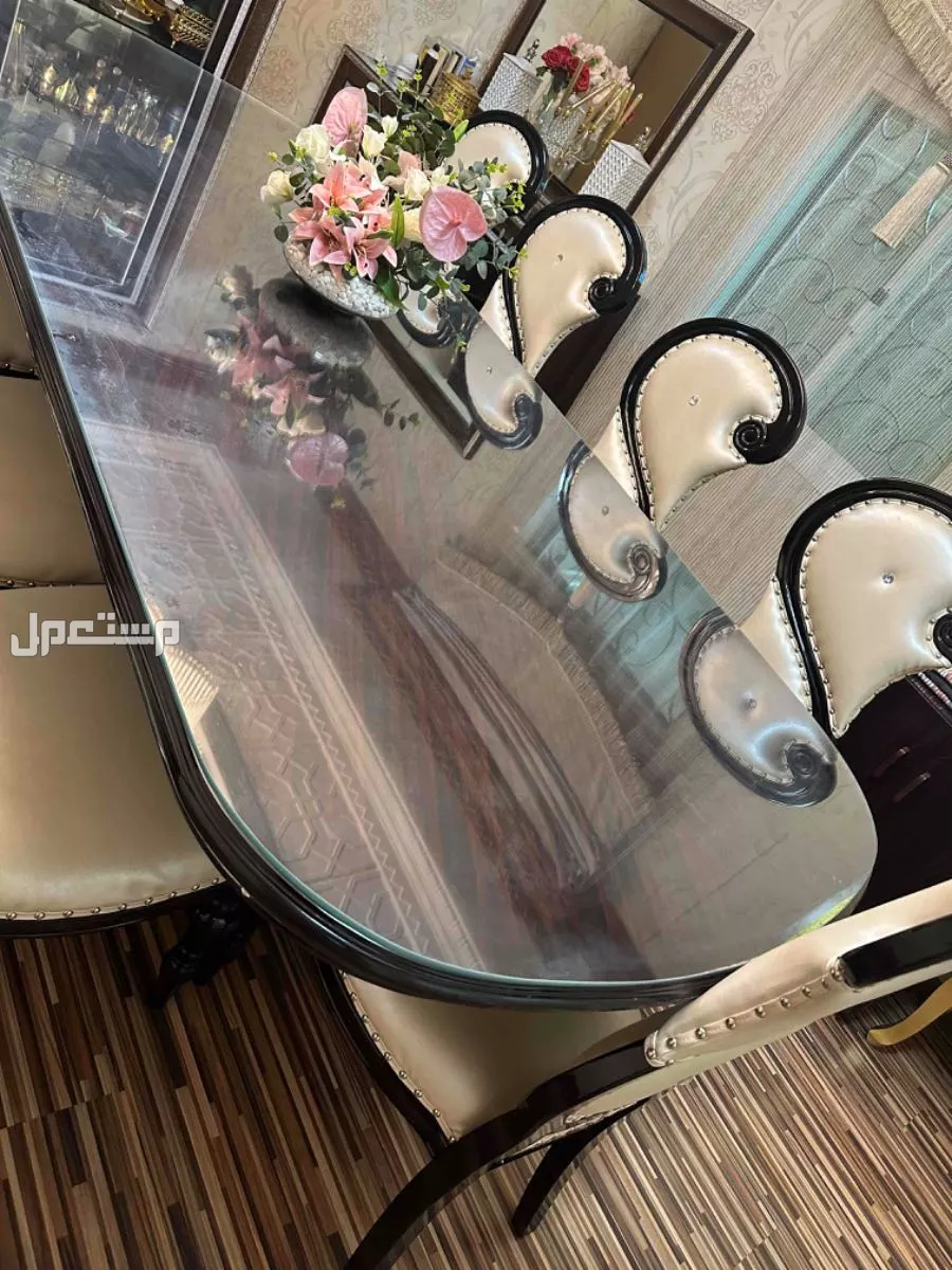 طاولة طعام مع كراسي جلد فخمه  10 كراسي مع دولاب طقم والطاوله رخاميه في بريدة بسعر 3 آلاف ريال سعودي