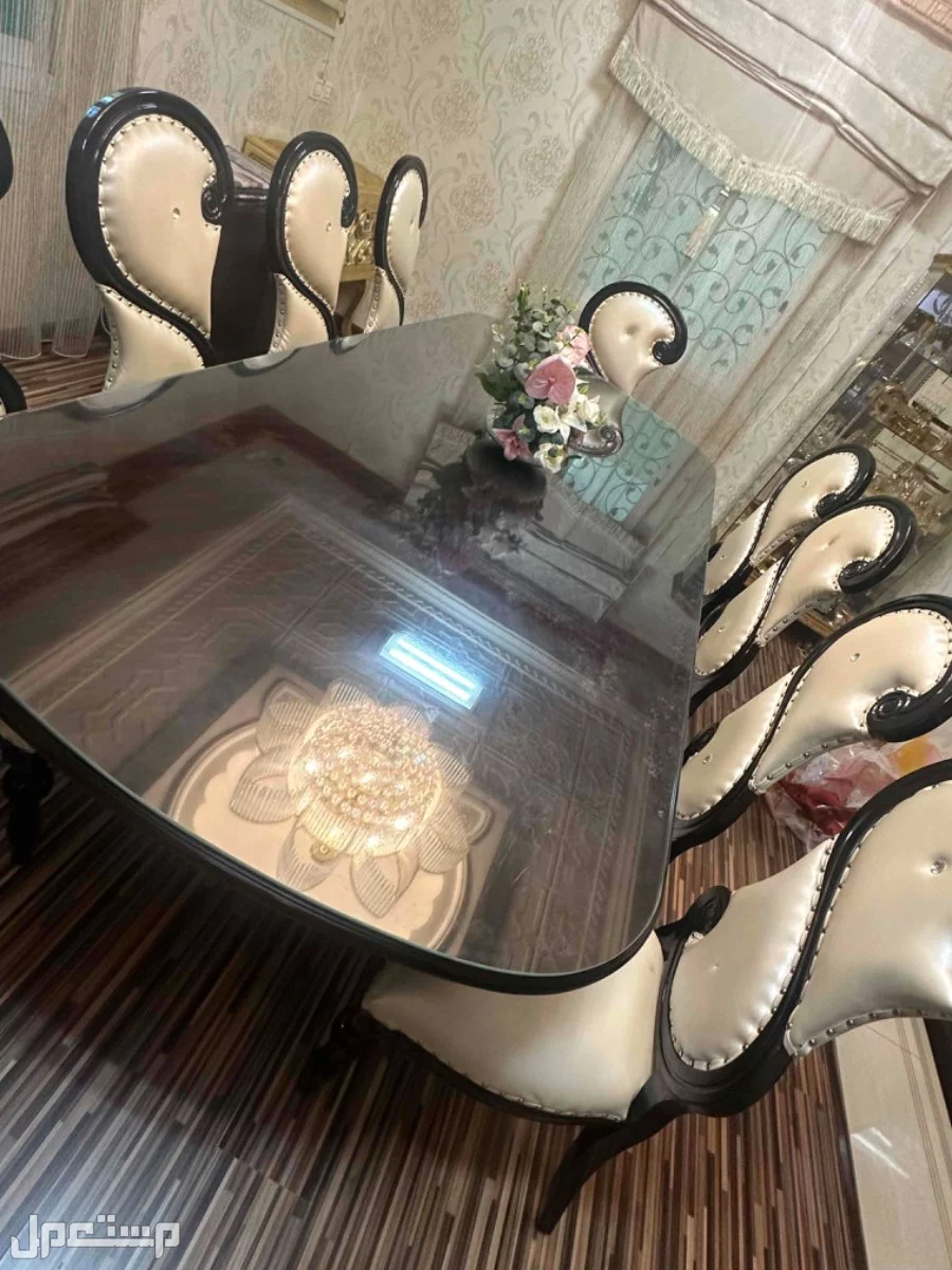 طاولة طعام مع كراسي جلد فخمه  10 كراسي مع دولاب طقم والطاوله رخاميه في بريدة بسعر 3 آلاف ريال سعودي