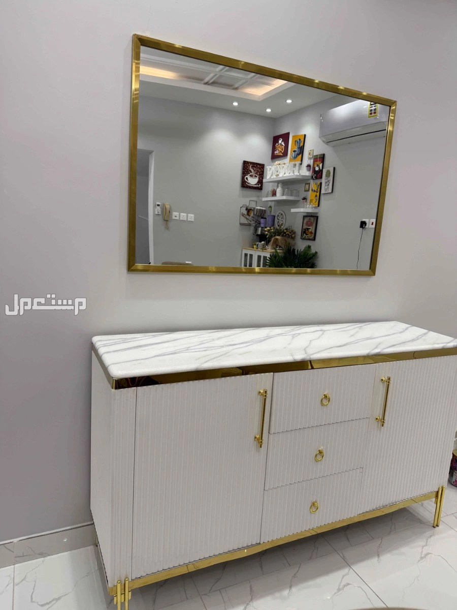 طاولة طعام و بوفيه للبيع  في الطايف ب 4500 سبب البيع النقل لشقه اخر استخدم بسيط