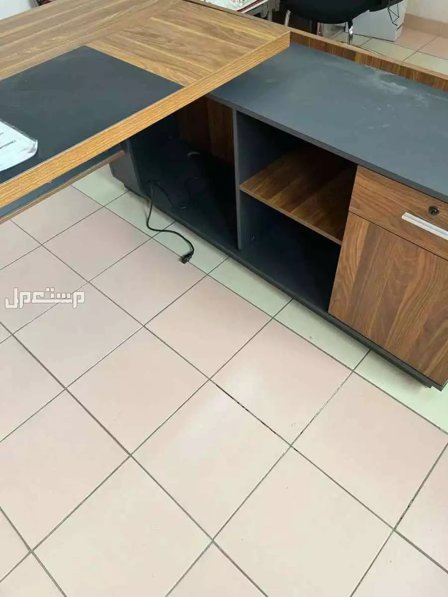 للبيع مكتب اداره جديد لايوجد فيه اي مخش وشريته با 1250 والبيع با 800