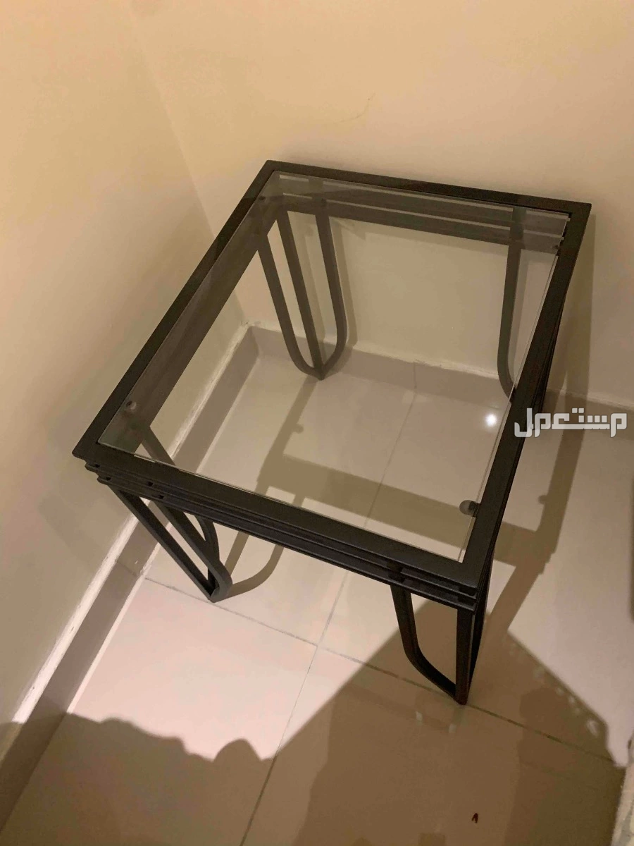 طاولة ميداس جدة السعر 1000 قابل لي التفاوض شامل السجادة