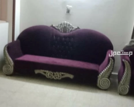 انتريه عموله مش جاهز  بحاله ممتازه بتاع عروسه سنه ونص ربنا يبارك للي هياخده ما شاء الله خشب زان وتقيل وحجم الانتريه كبير  مكون من اتنين كنبه واتنين كرسي لونه موڤ غامق  معاه اربع ستاير كل واح