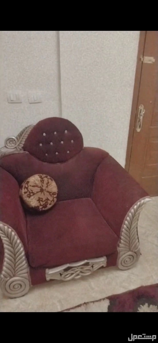 انتريه عموله مش جاهز  بحاله ممتازه بتاع عروسه سنه ونص ربنا يبارك للي هياخده ما شاء الله خشب زان وتقيل وحجم الانتريه كبير  مكون من اتنين كنبه واتنين كرسي لونه موڤ غامق  معاه اربع ستاير كل واح