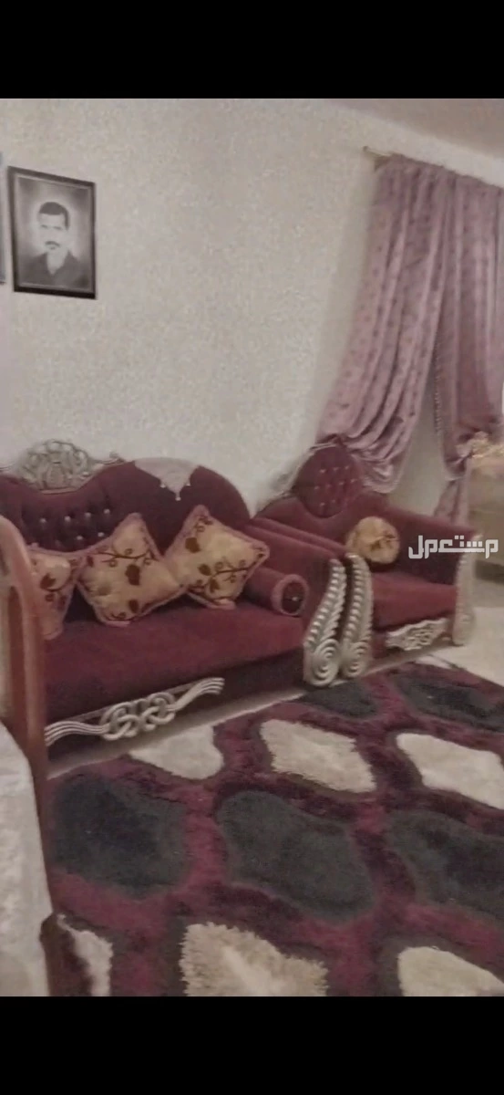 انتريه عموله مش جاهز  بحاله ممتازه بتاع عروسه سنه ونص ربنا يبارك للي هياخده ما شاء الله خشب زان وتقيل وحجم الانتريه كبير  مكون من اتنين كنبه واتنين كرسي لونه موڤ غامق  معاه اربع ستاير كل واح