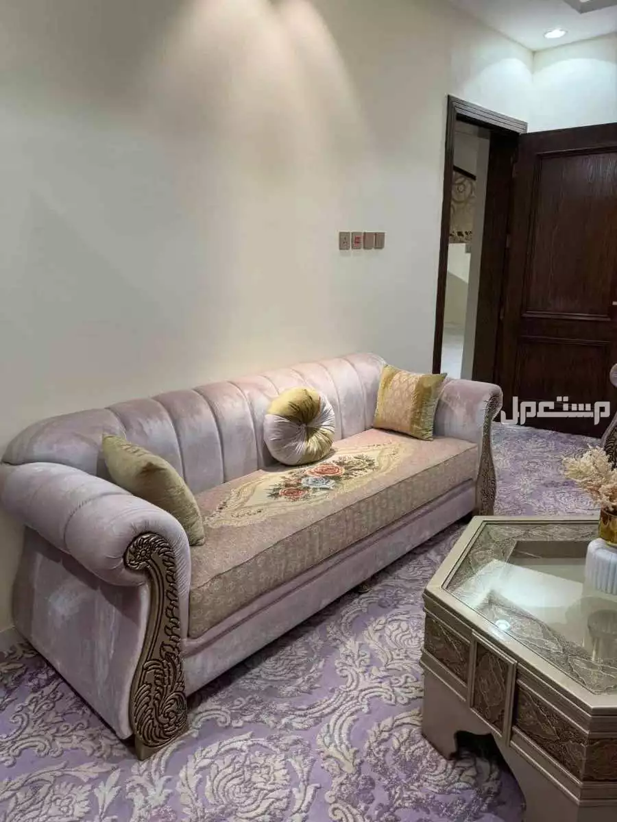 طقم كنب + طاولة للبيع ب 3600 ابها حي الهيام